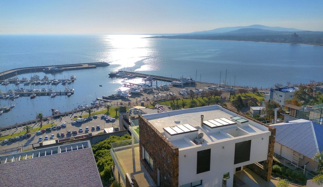 Casa a la Venta Frente al Mar en Piriápolis