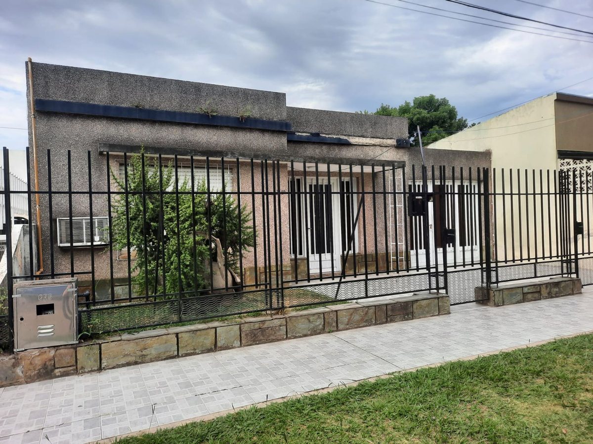 Casa con gran lote y ubicación