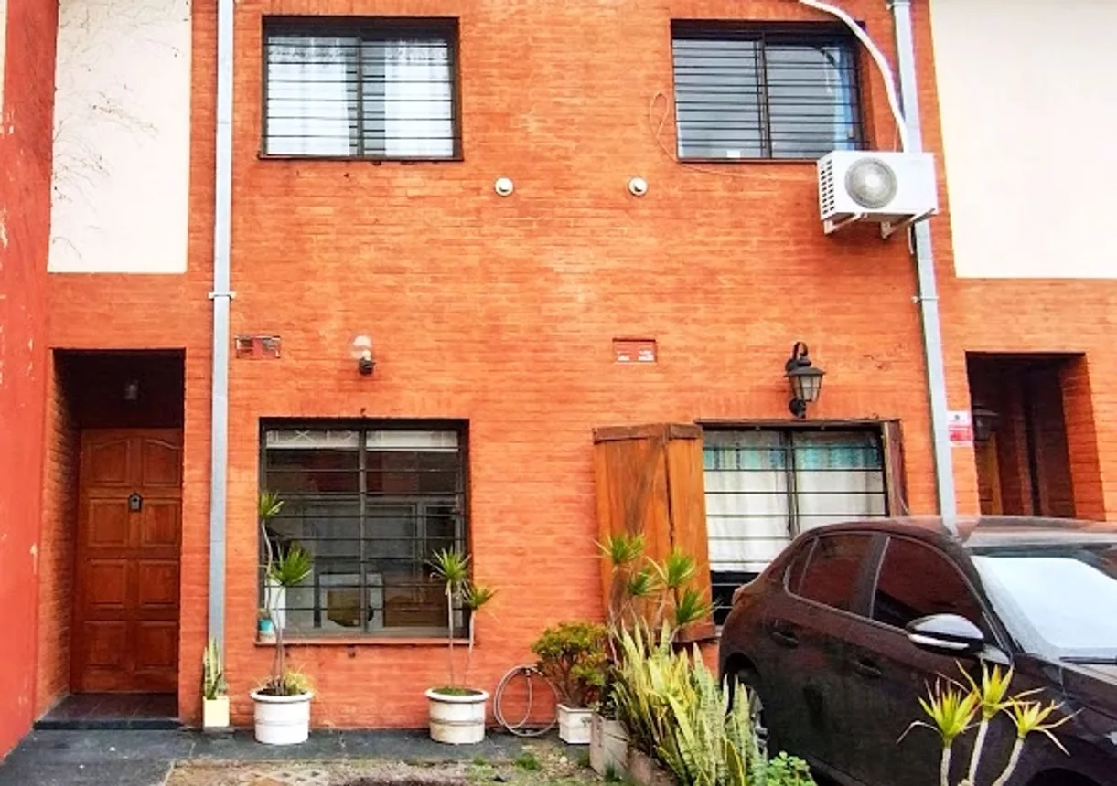 Casa tríplex en venta en Villa Ballester