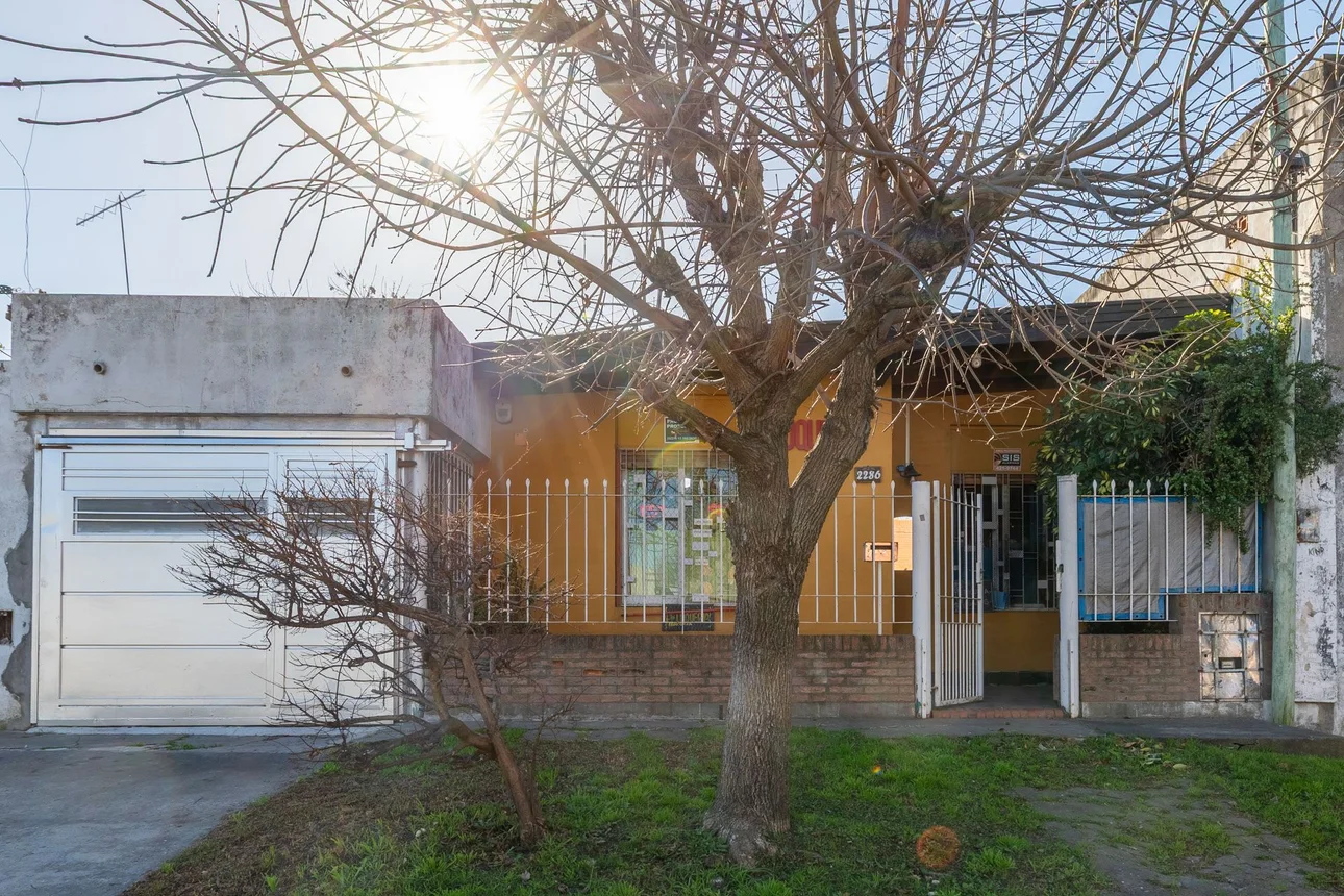 Casa de 3 ambientes en venta en La Plata, 2 E/ 78 y 79 2200