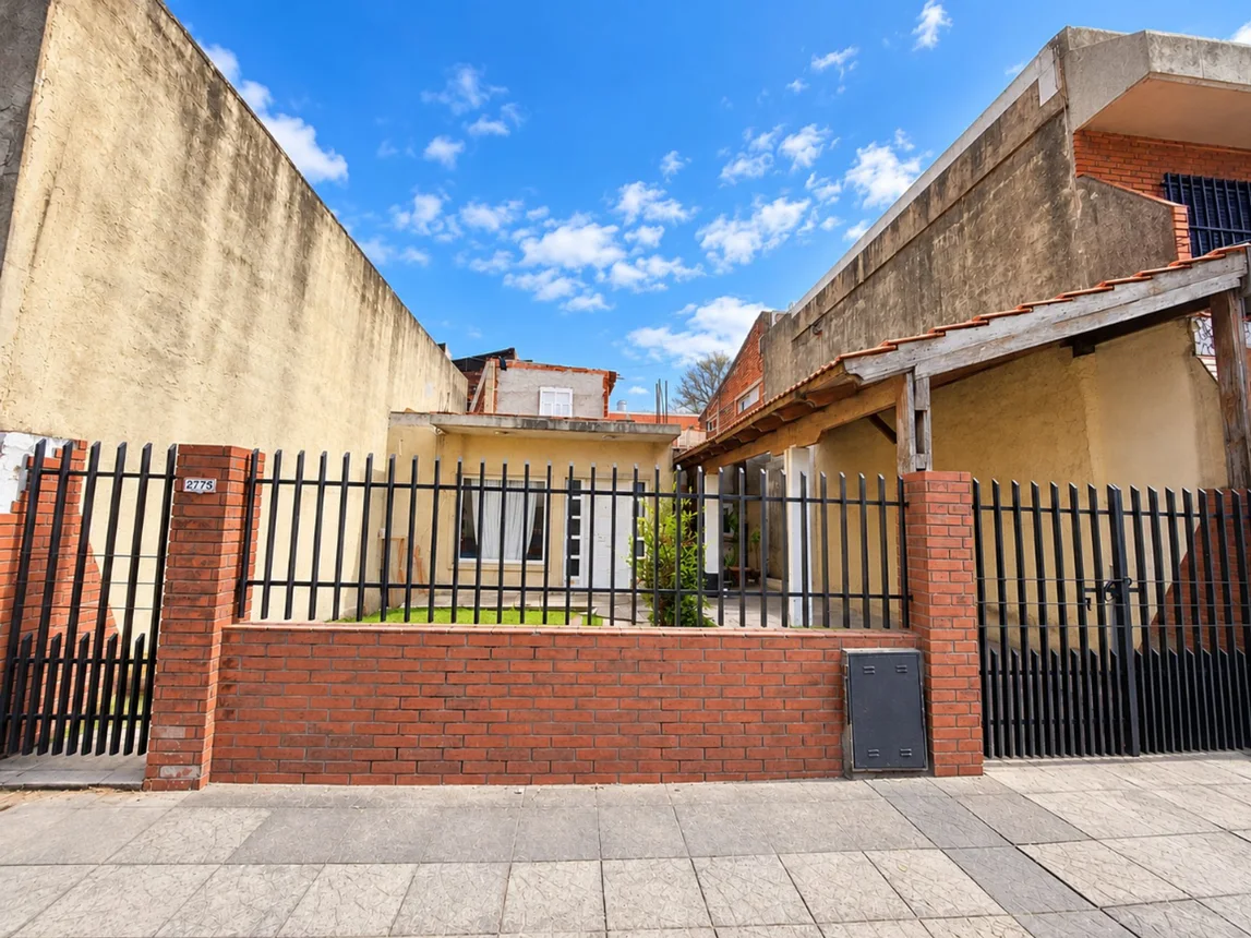 Casa de 3 ambientes en venta en Caseros, Santiago Zanella 2700