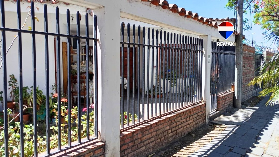 CASA EN VENTA 3 DORM ZONA SUR PERMUTA POR DPTO