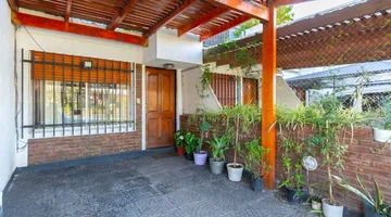 CASA EN VENTA. 4 AMBIENTES. TRIPLEX. CASEROS