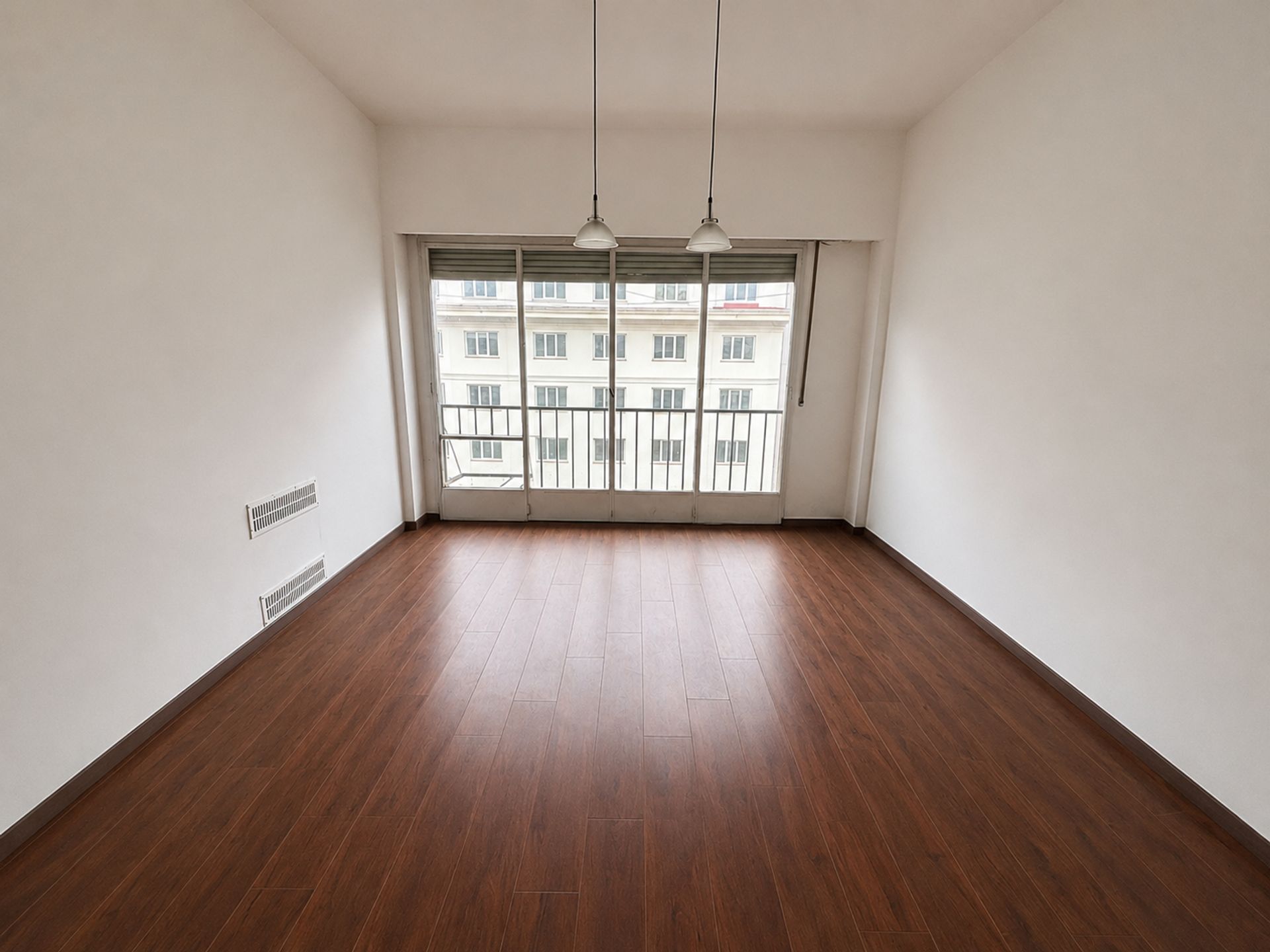 Foto 4 — Departamento/Oficina 4 amb piso alto