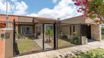 VENTA CASA CON QUINCHO COCHERA Y JARDIN EN HUDSON