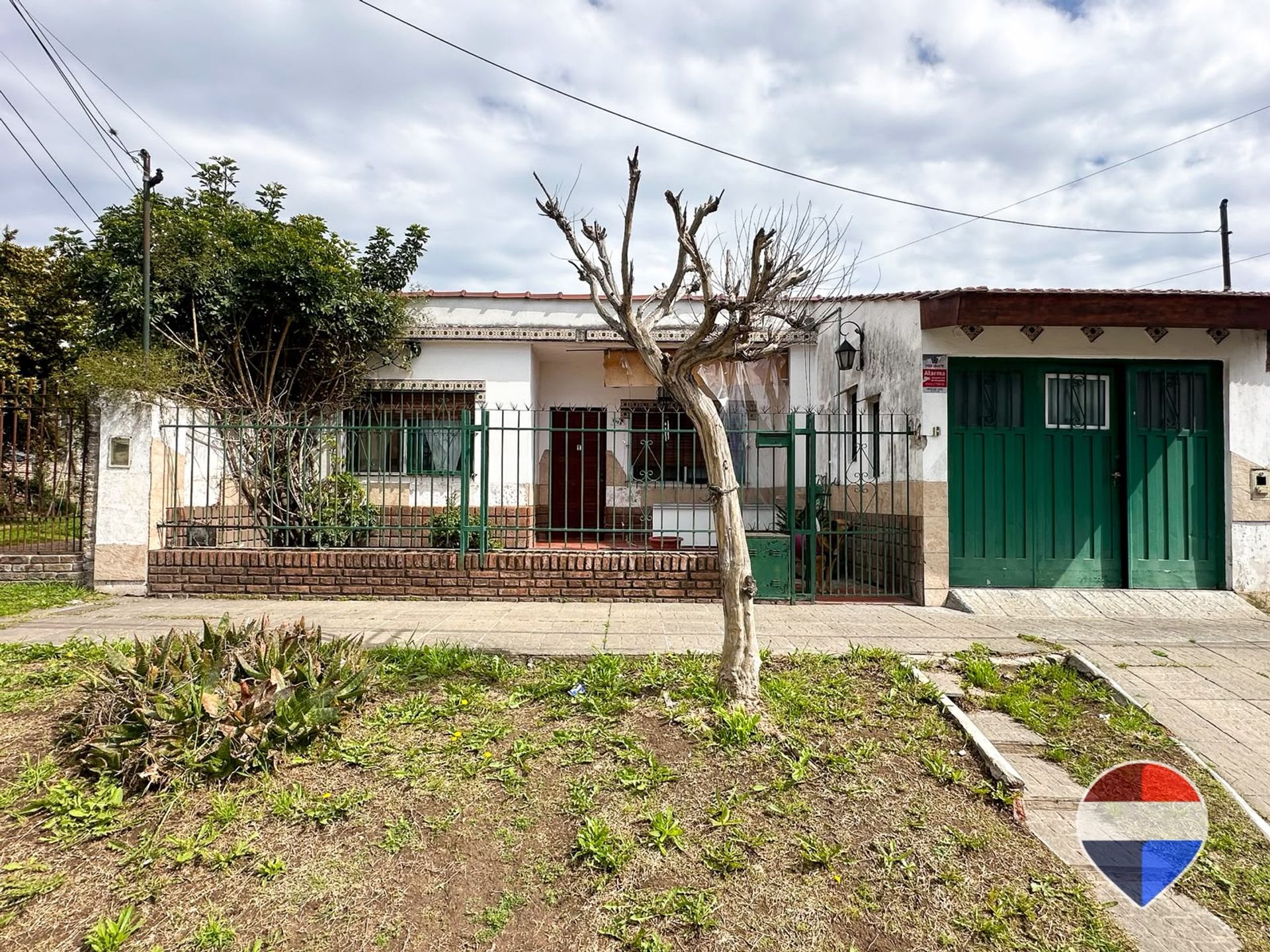 CASA EN VENTA MONTE GRANDE 4 AMBIENTES CON PARQUE