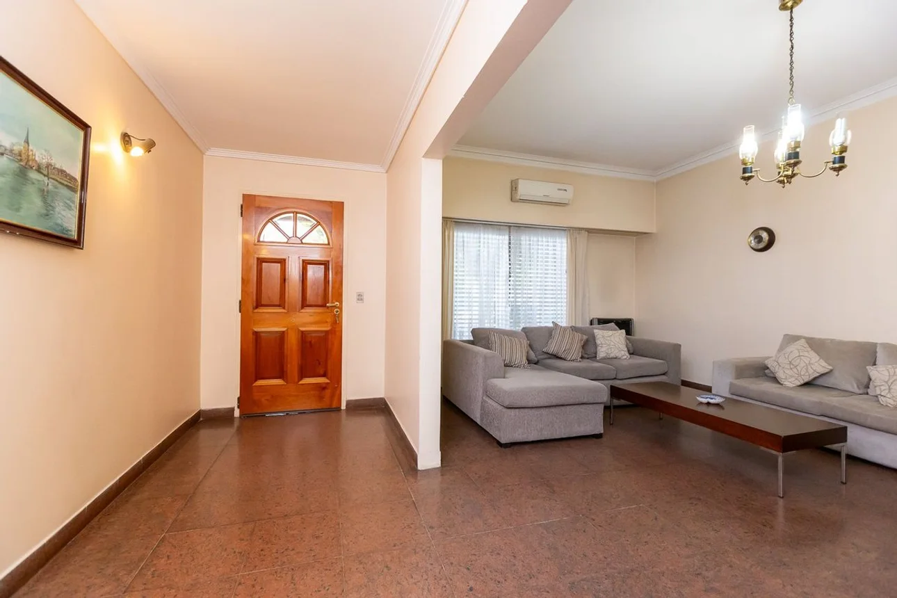 Casa de 5 ambientes en venta en Caseros, Lisandro de la Torre 1800