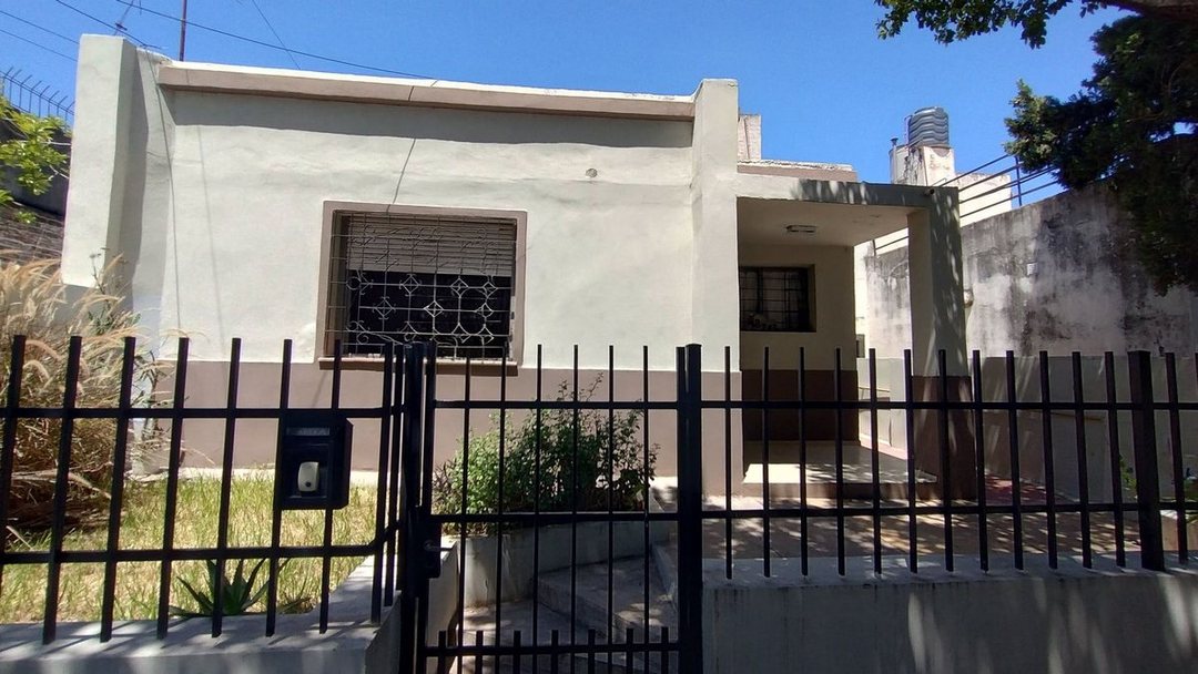 Casa en venta 2 dormitorios en barrio Sarmiento