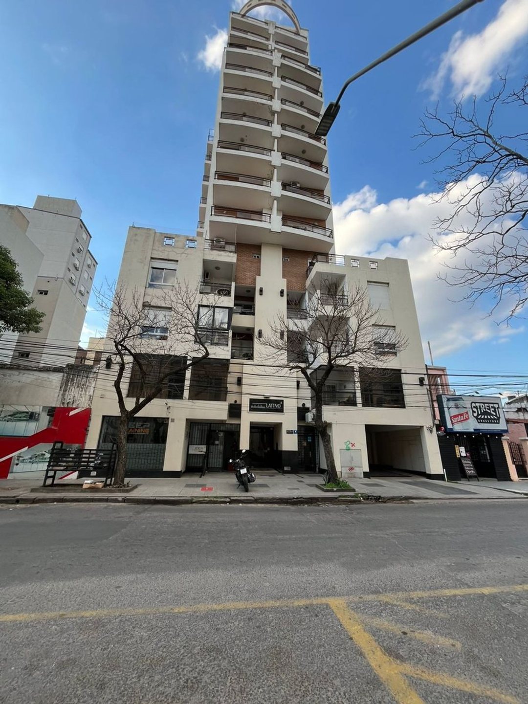 REMAX VENDE COCHERA - CANDIDO PUJATO 2748.