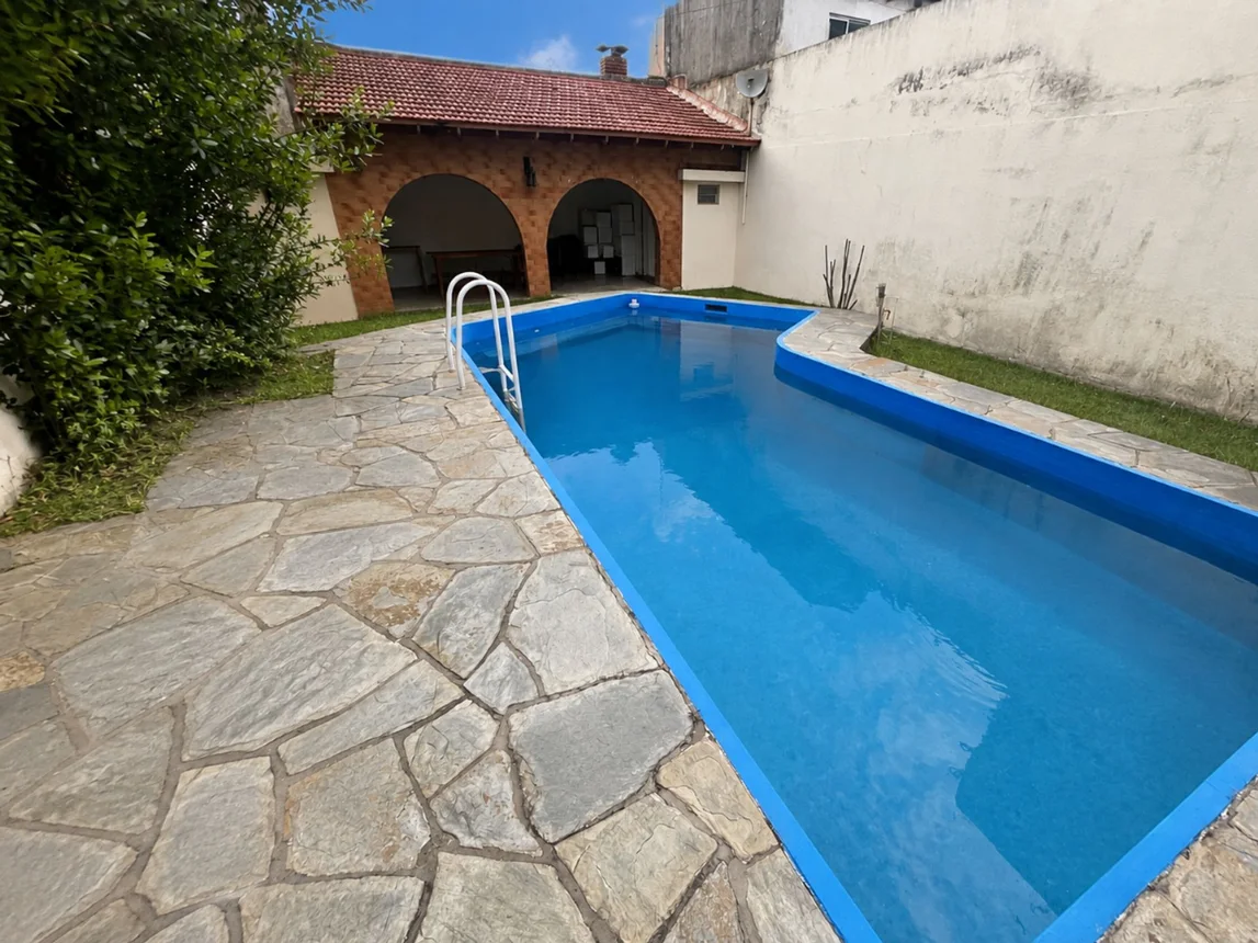 Casa de 4 ambientes en venta en Lomas del Mirador, Avenida General Paz 13300