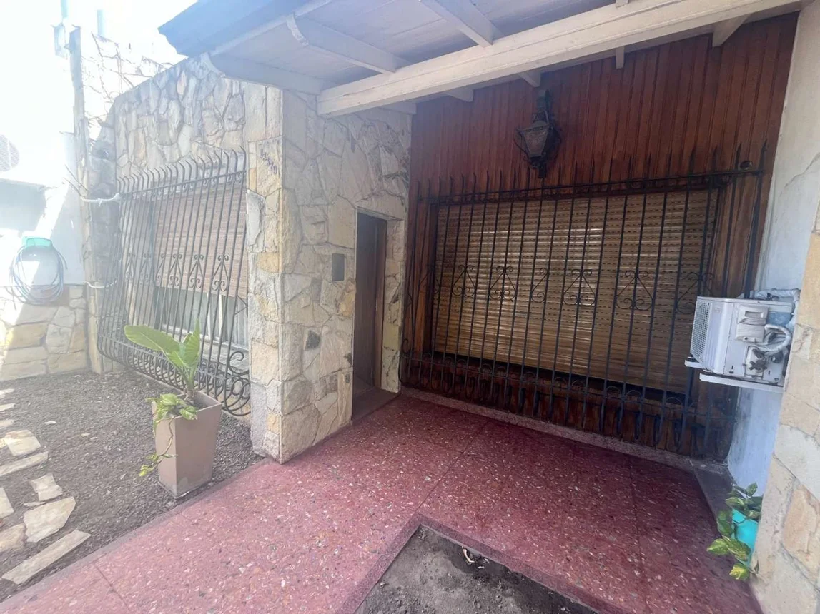 Casa de 4 ambientes en venta en Lomas del Mirador, Avenida General Paz 13300, foto 3