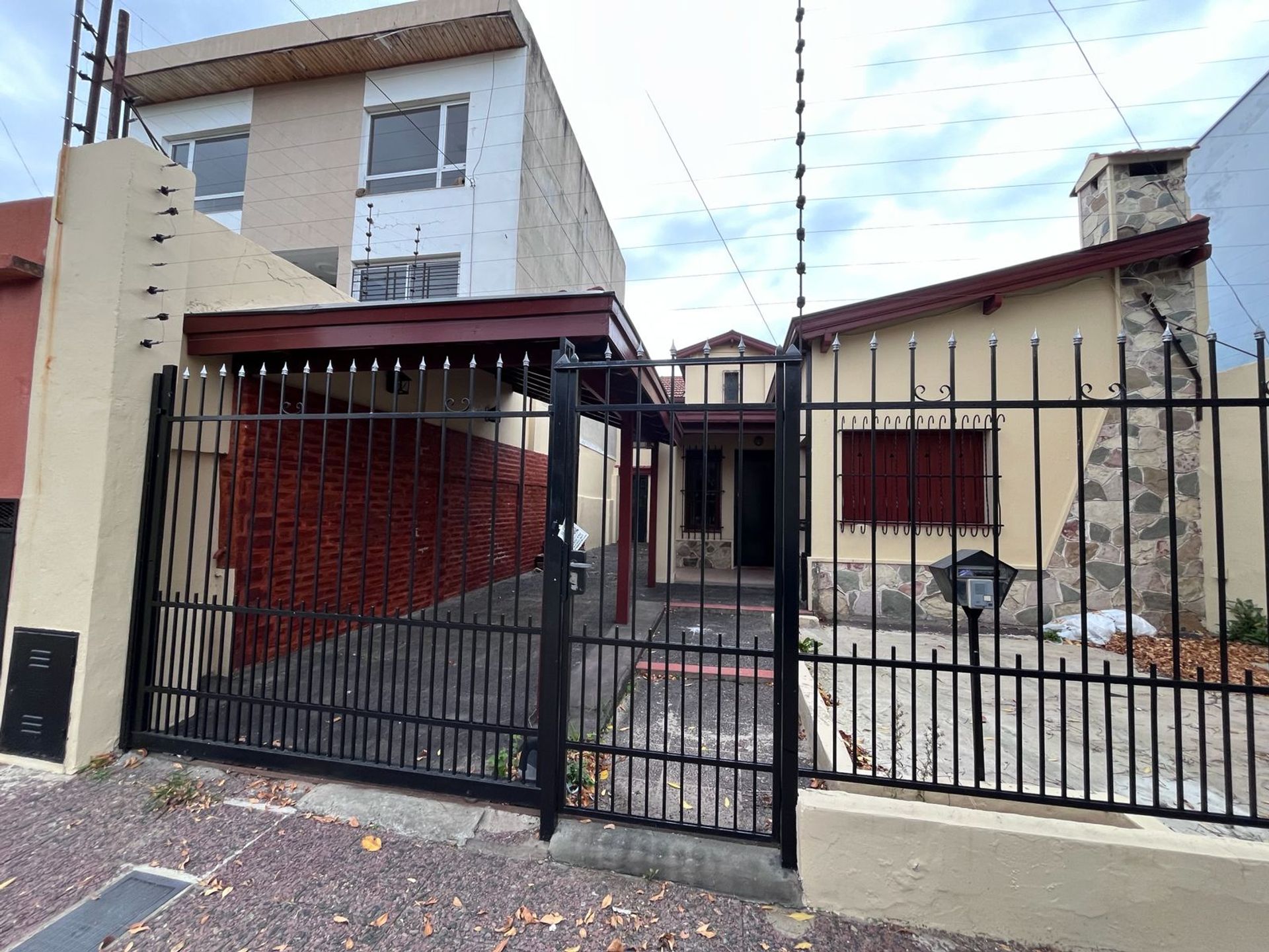 Casa 6 ambientes con pileta en Bernal APTO CREDITO