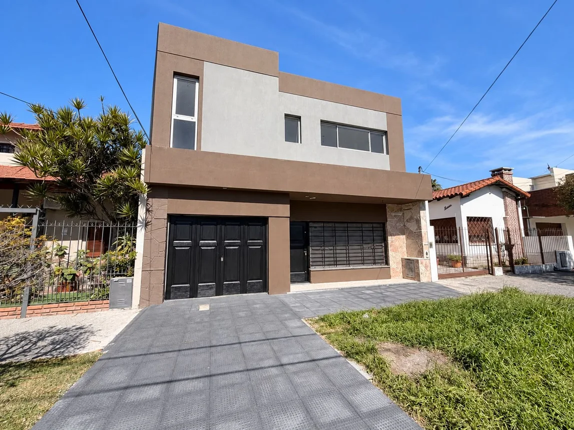 Venta casa 4 ambientes con cochera, foto 1