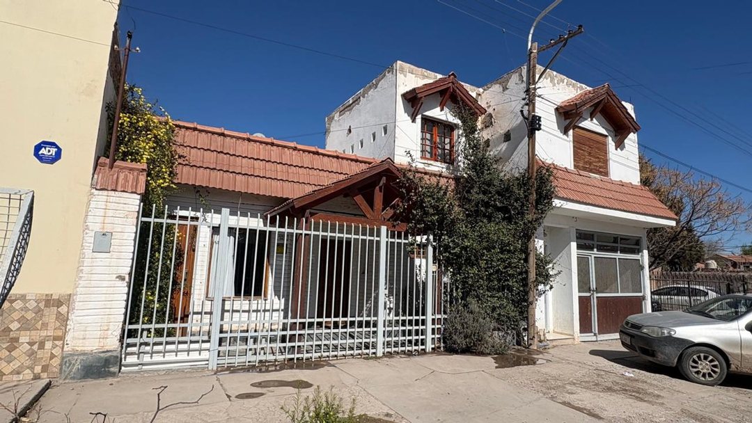 Venta Casa c/quincho + 3 deptos