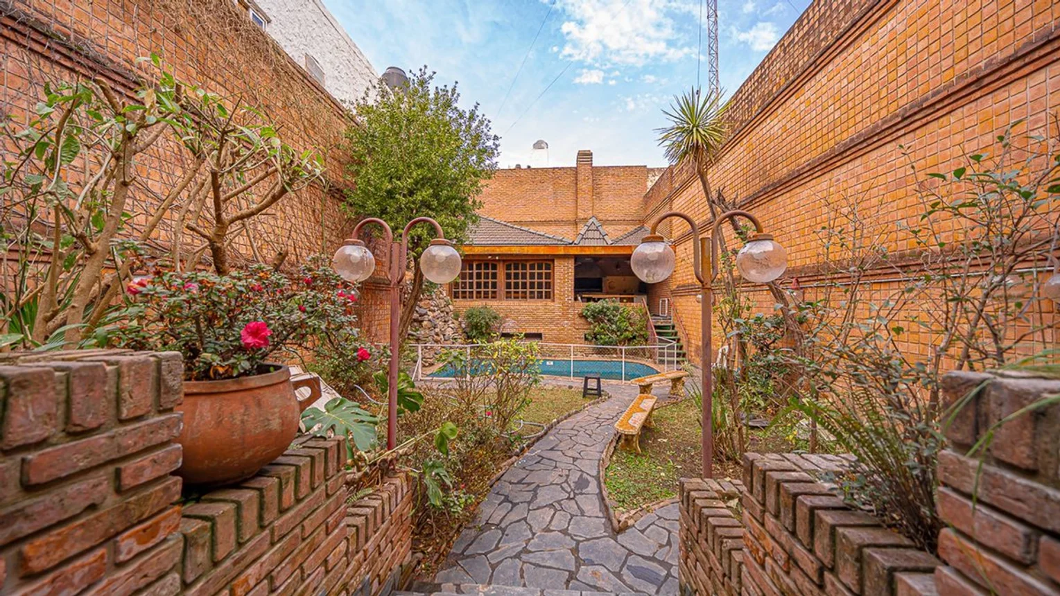 Casa de 5 ambientes en venta en Parque Chacabuco, Senillosa 1400
