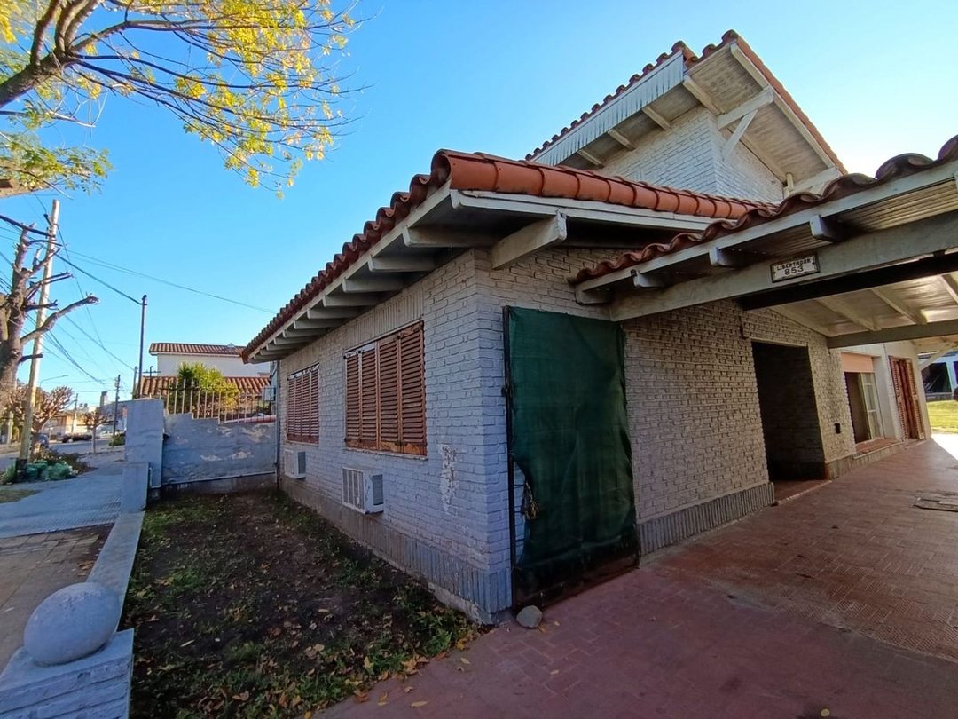 Casa en venta 3 ambientes en Avenida del Libertador 800, Castelar, Moron, Buenos Aires