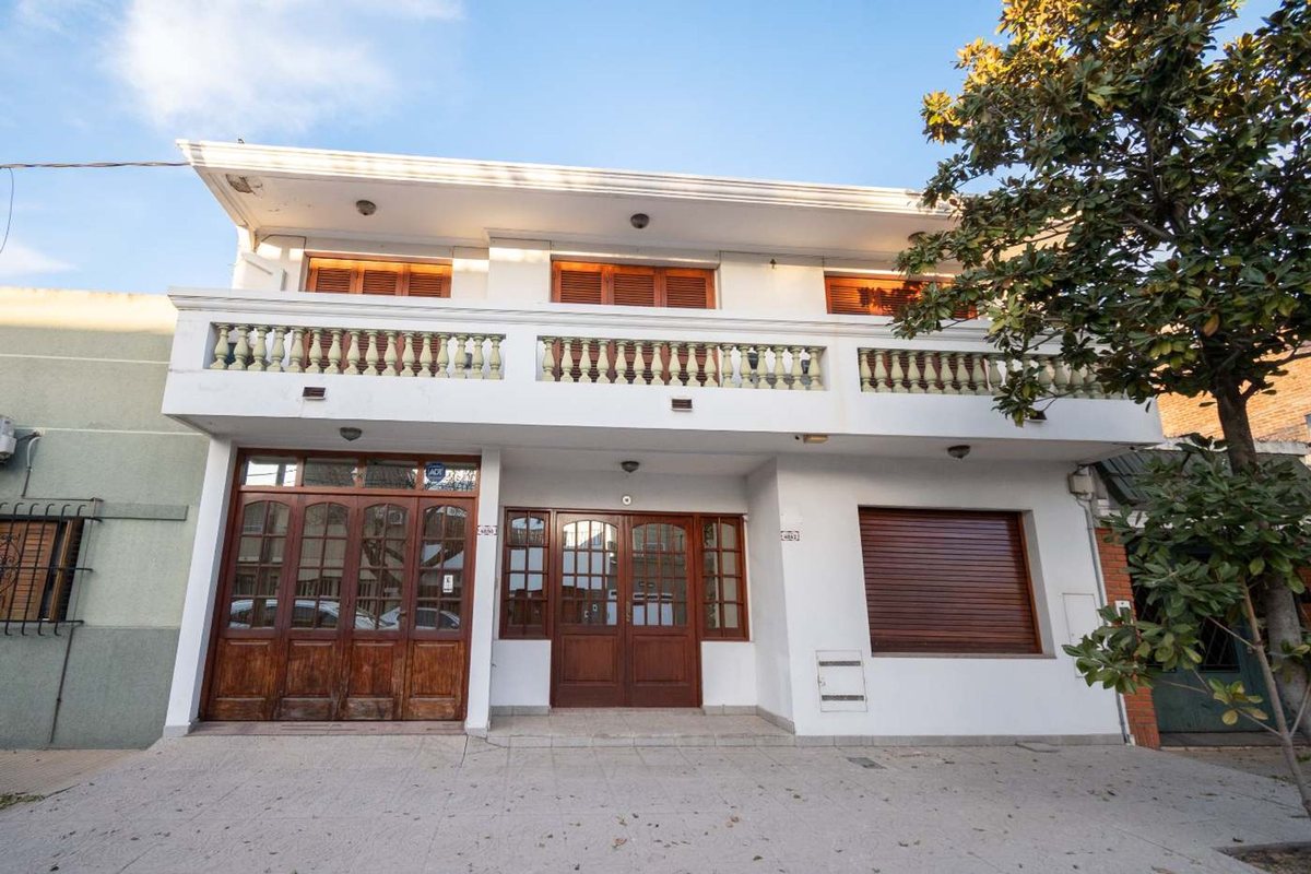 Exclusiva casa en venta con quincho y pileta