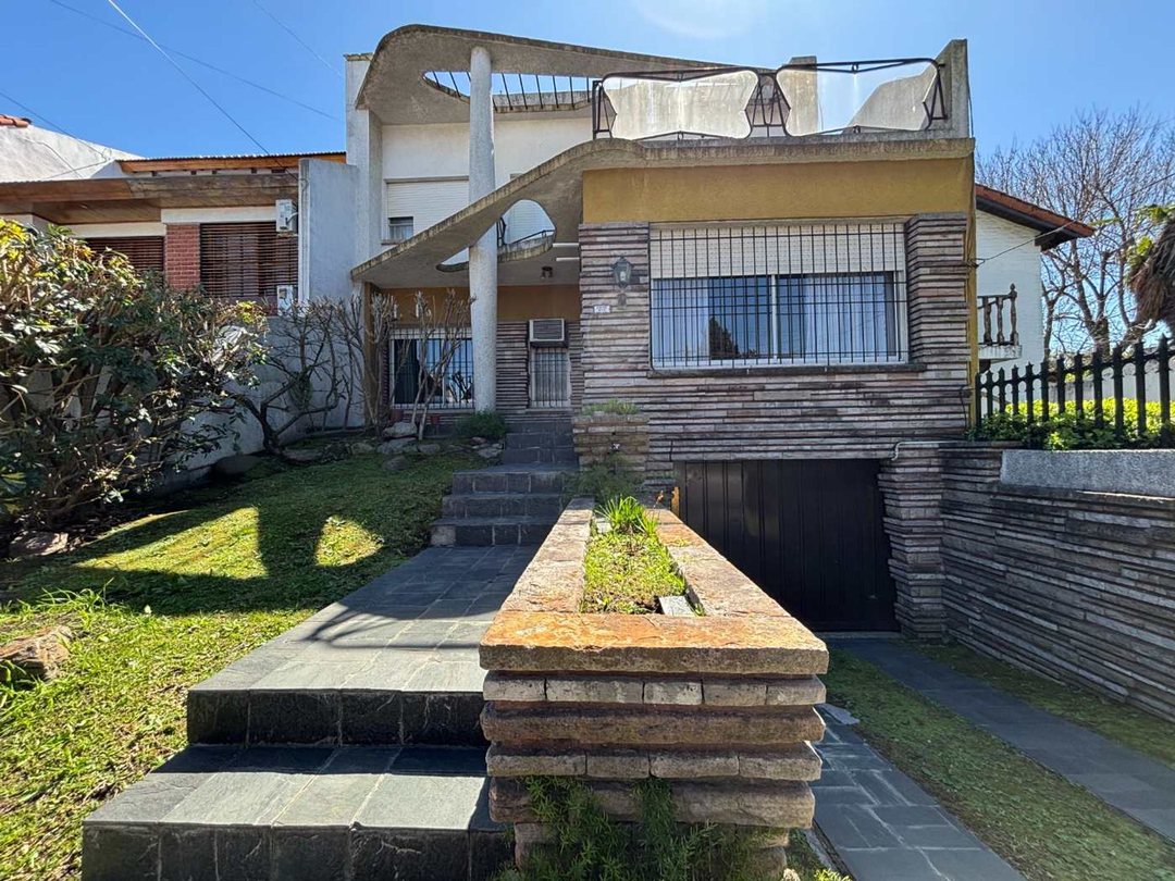 VENTA CASA 6 AMB - V. SARMIENTO - QUINCHO Y PILETA
