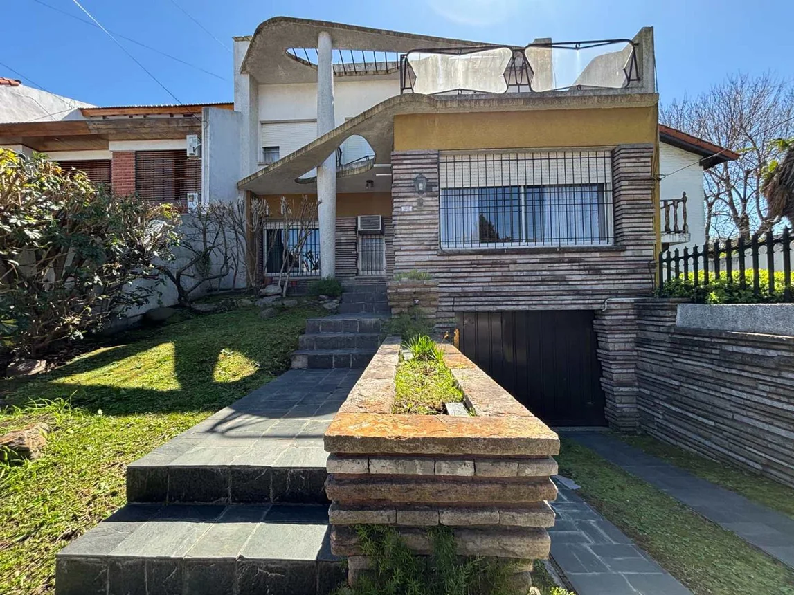 Casa de 6 ambientes en venta en Morón, Emilio Mitre 900