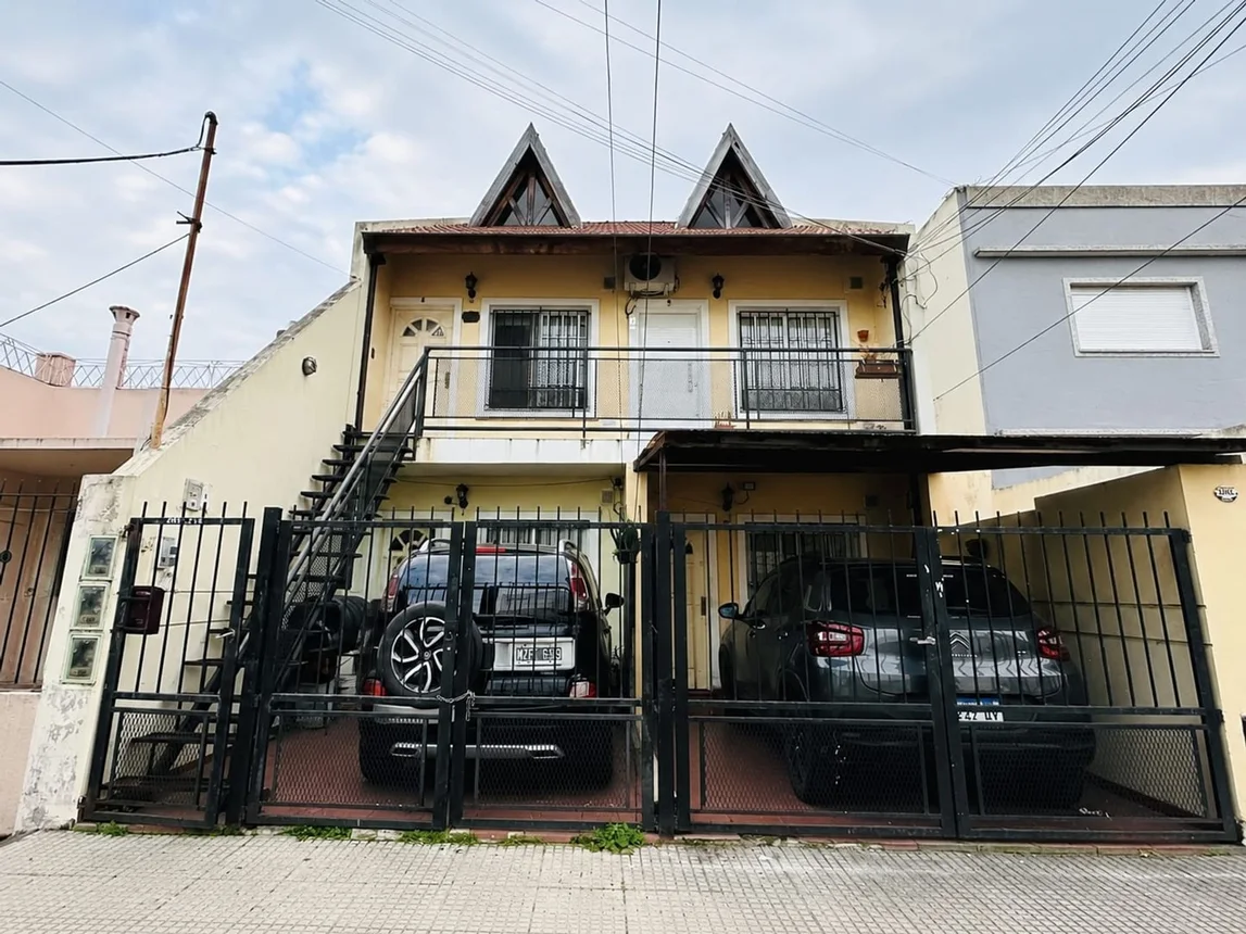 PH de 4 ambientes en venta en Villa Luzuriaga, Buchardo 2000