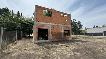 Lote 896m2 en venta con obra Iniciada en Sakura