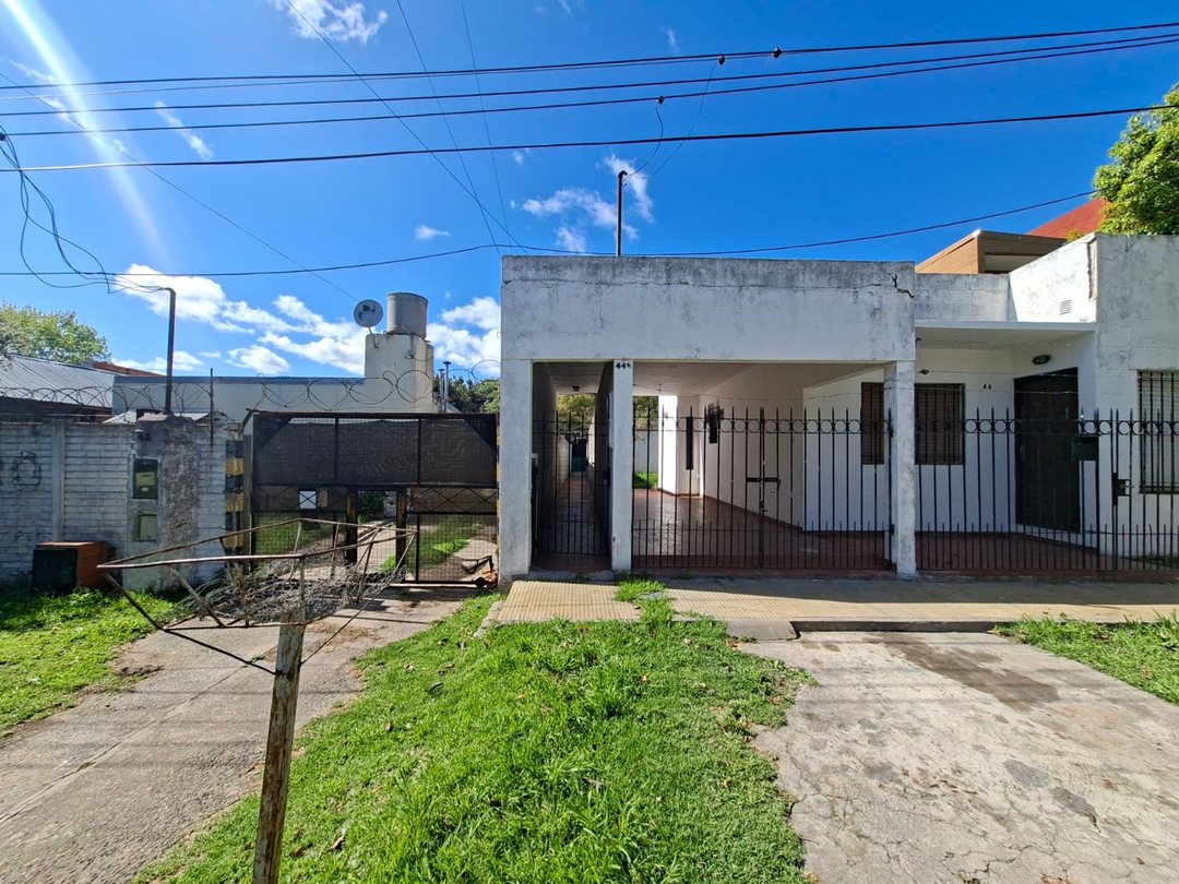 CASA PH 1 DORMITORIO EN VENTA  LA PLATA CON PATIO