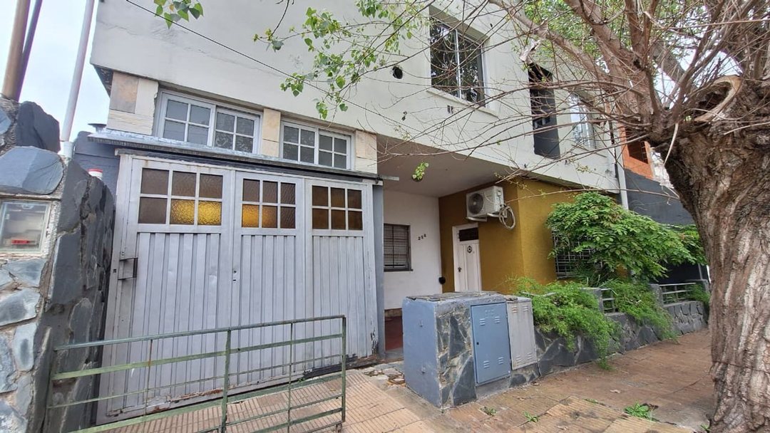 VENTA 2 CASAS EN LOTE COCHERA PATIO MORON SUR