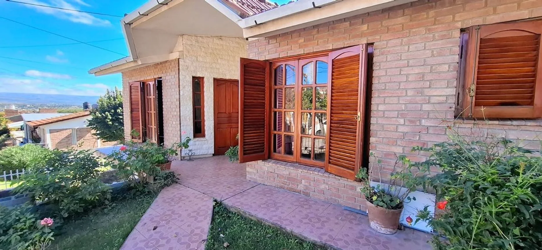 Casa de 9 ambientes en venta en Villa Carlos Paz, Mendoza 300