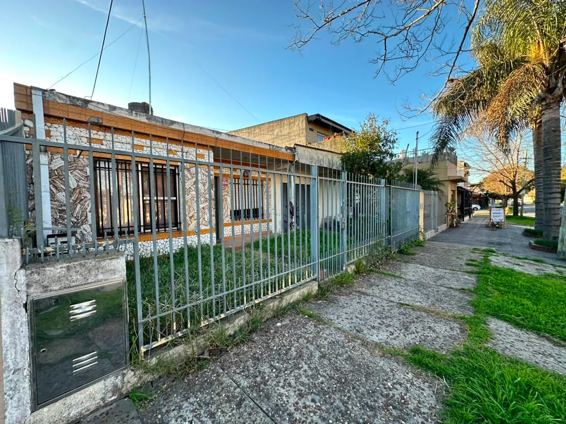 Casa de 3 ambientes en venta en San Antonio de Padua, Aristóbulo del Valle 600