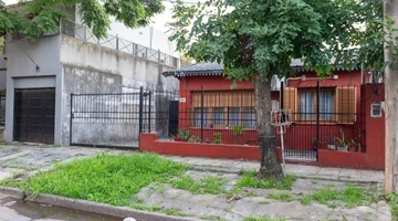 VENTA CASA A REFFACIONAR EN CASTELAR - PERMUTA