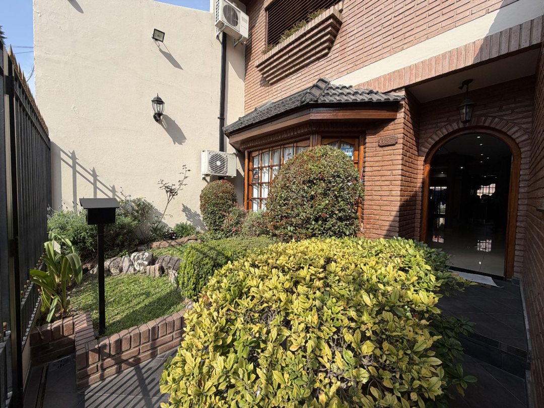 VENTA CASA 5 AMB CON COCHERA PILETA QUINCHO-FLORES