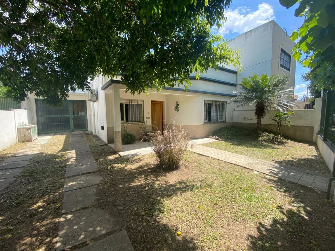 Casa de 4 ambientes en venta en Berazategui, Calle 156 2500