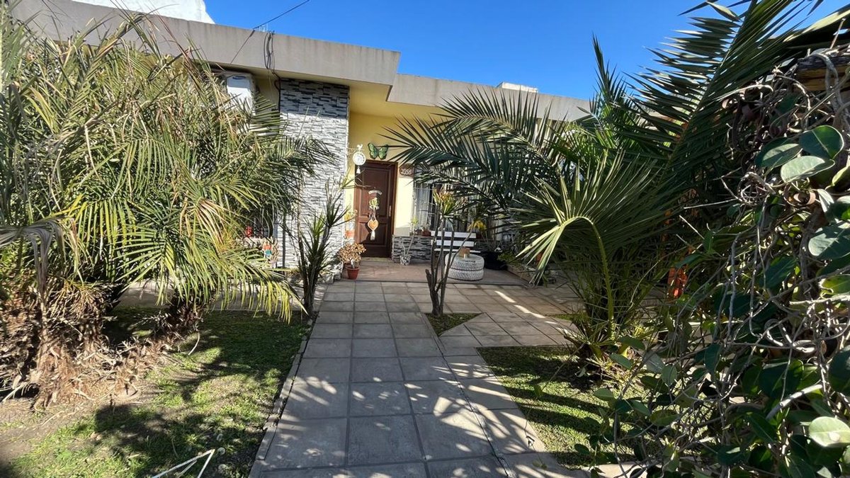 VENTA CASA 4 AMBIENTES EN CASTELAR PATIO GARAGE
