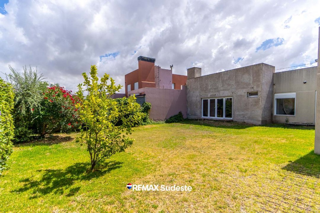 Casa de dos dormitorios en barrio parque