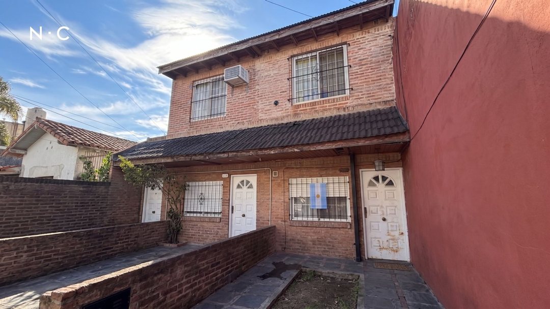 VENTA TRIPLEX 3 AMBIENTES CON PATIO Y COCHERA
