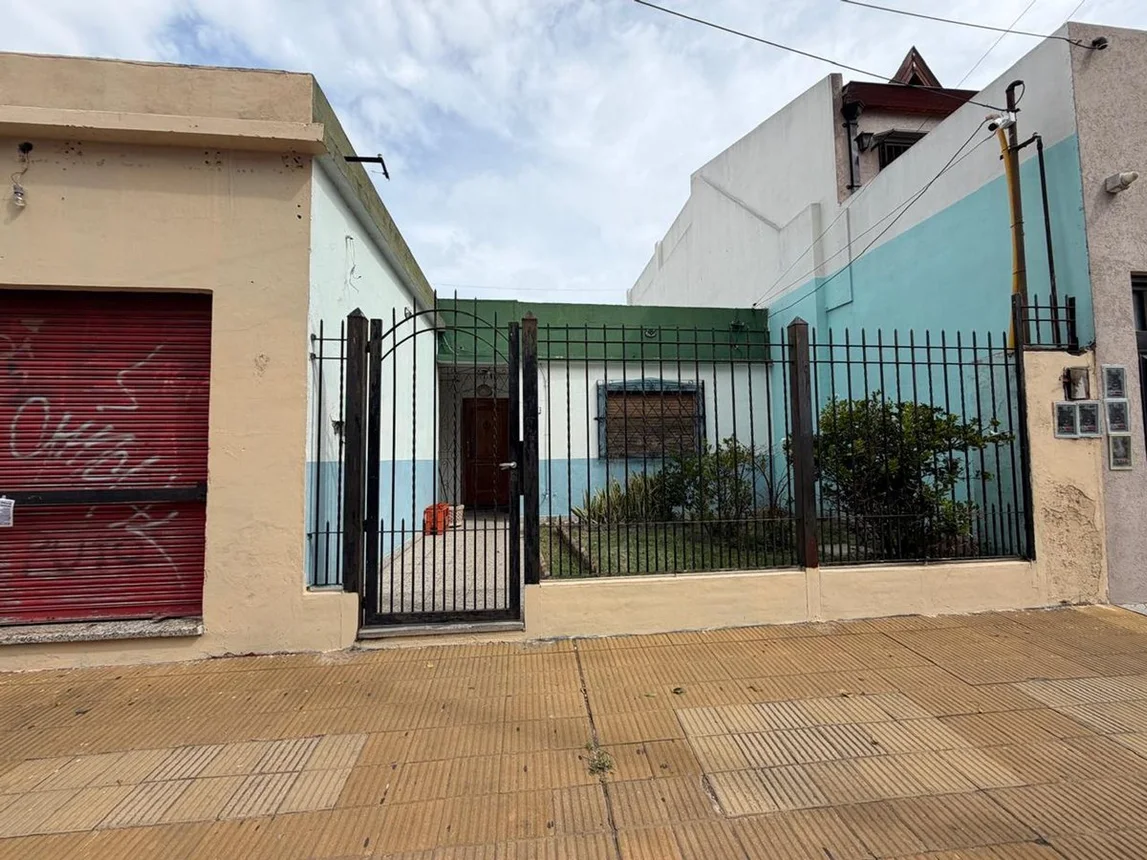 Casa de 4 ambientes en venta en Isidro Casanova, Madrid 2700