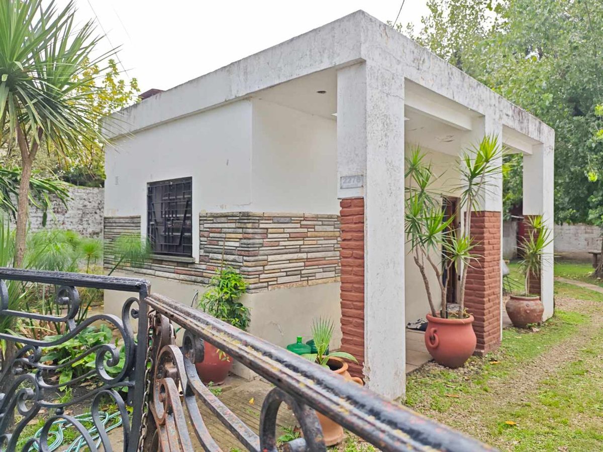 VENTA Casa 3 ambientes en Ituzaingó. Amplio lote.