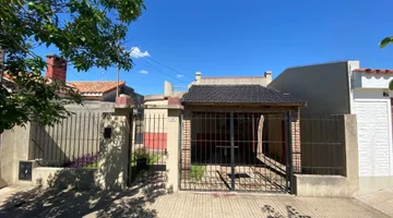 Casa 2 dormitorios con gran terreno.