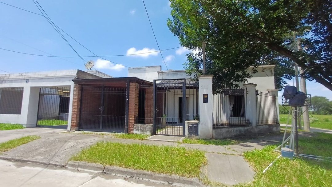 VENTA CASA 3 D - COCHERA Y QUINCHO en B° Congreso