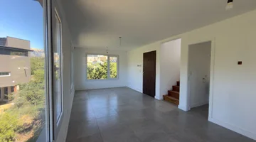 Casa en PH en entorno natural, con vista.