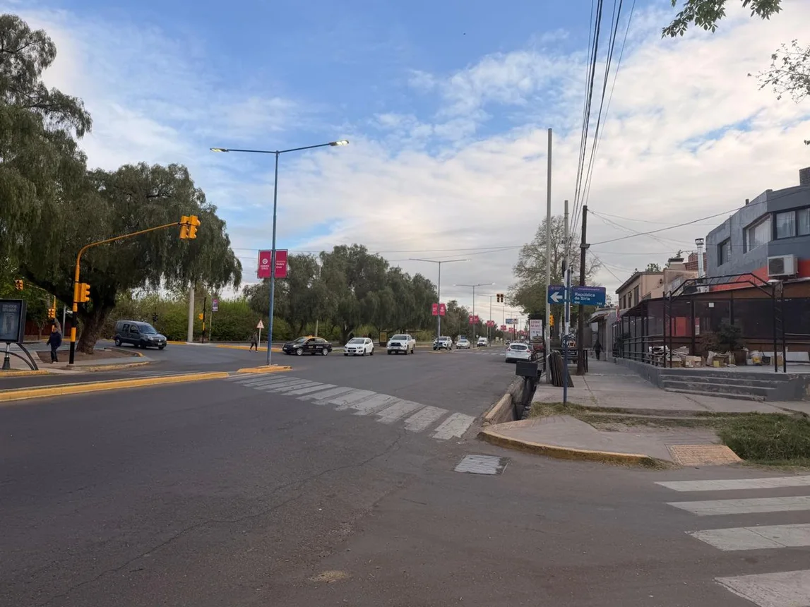Casa dúplex de 4 ambientes en venta en Godoy Cruz, República de Siria 600, foto 2
