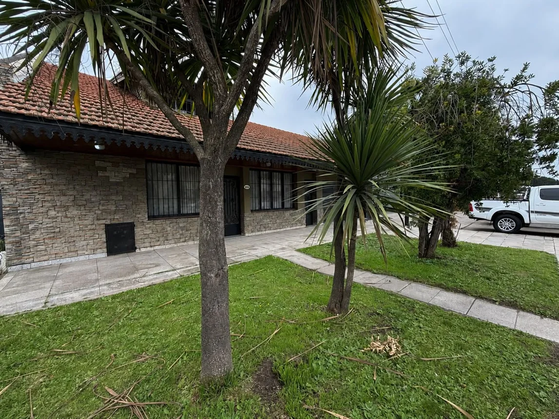 Casa en venta en Luis Guillón, Avenida Santa Catalina 300