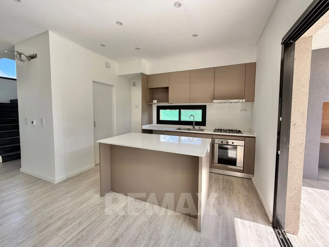 Casa dúplex en venta en Pilar, foto 3