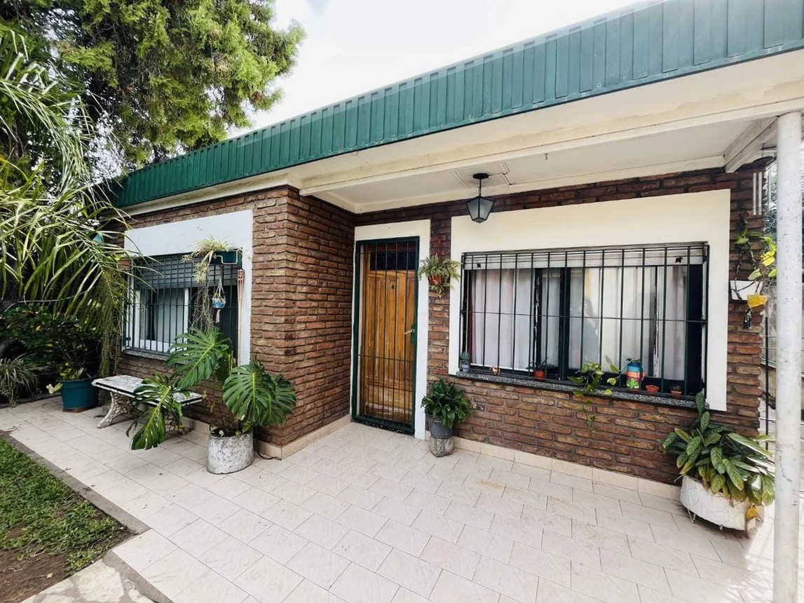 Casa de 4 ambientes en venta en Villa Bosch, San Lorenzo 800
