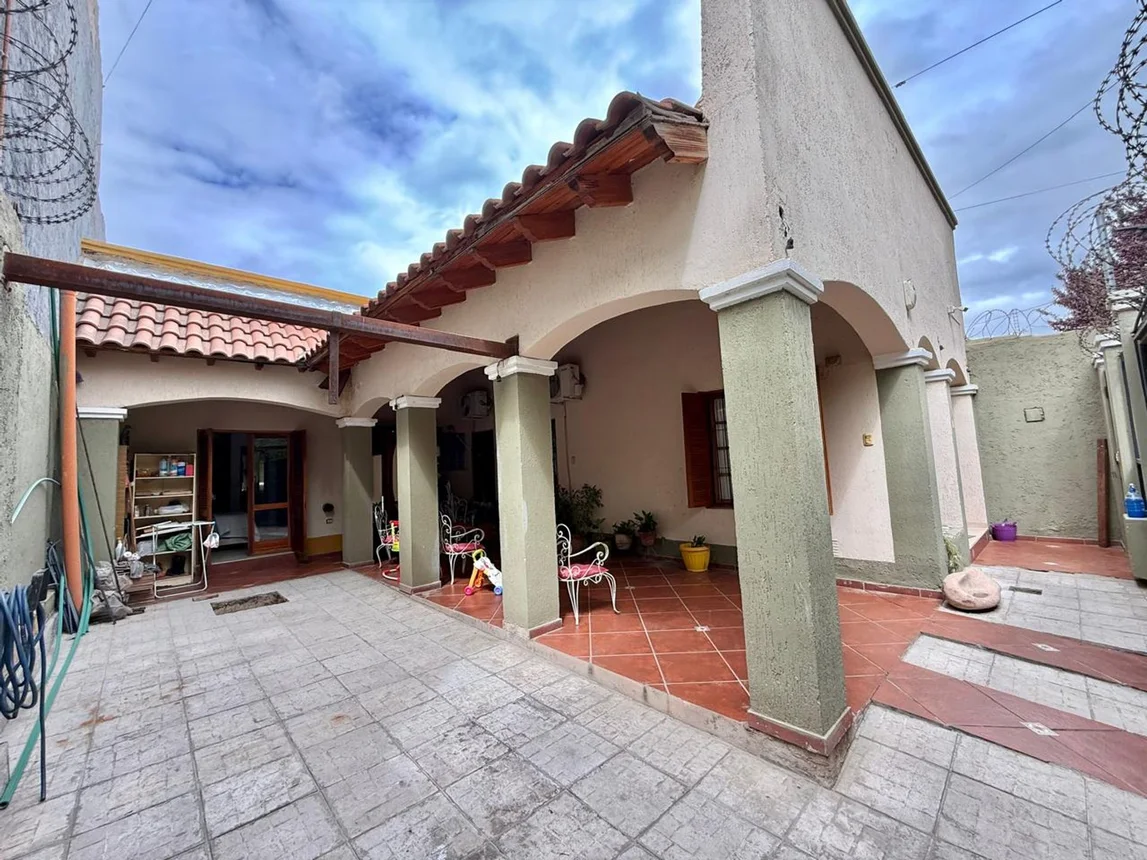 Casa de 8 ambientes en venta en Guaymallén, Suriani Manzana E Casa 5 0, foto 2