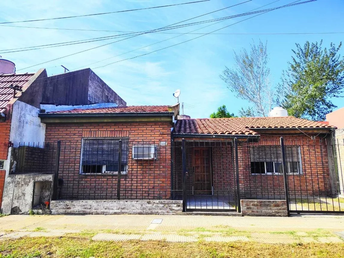 Casa de 3 ambientes en venta en Castelar, San Pedro 2400