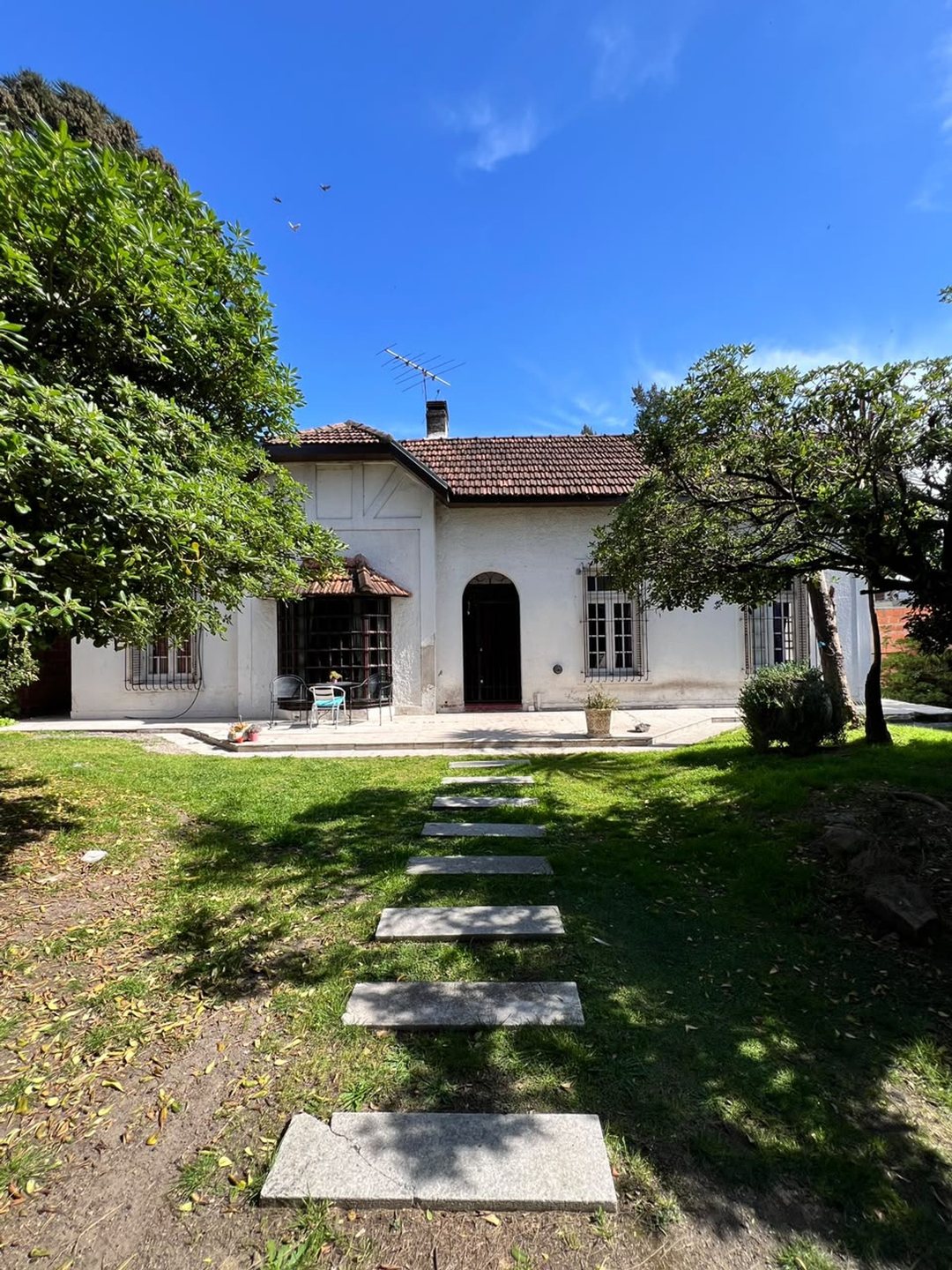 Casa 7 ambientes con jardín y cocheras.