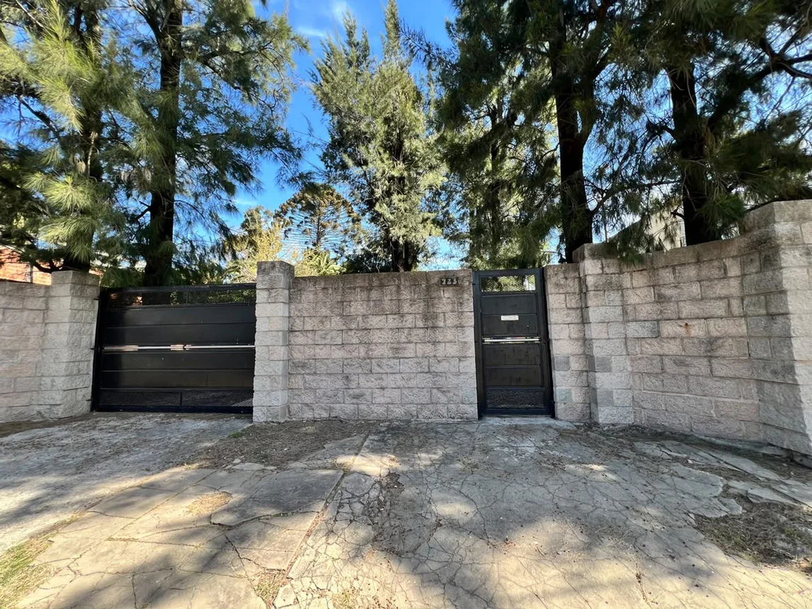 Casa 7 ambientes con jardín y cocheras., foto 2