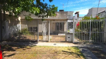 VENTA- CASA 4 AMB. C/COCHERA- ITUZAINGO