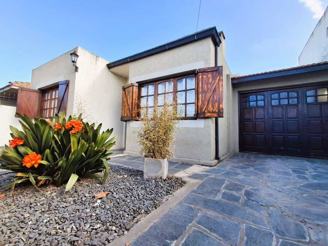 VENTA CASA 2 AMBIENTES - GARAGE/JARDIN -FARO NORTE
